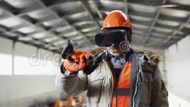 戴着安全帽、穿着工作服的人正站在机库的中间，准备进行虚拟现实的演练